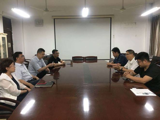 裝飾公司總工姜樹仁及設計所負責人與山東建筑大學藝術學院院長（左起）薛院長，副院長陳院長，藝術學院黨委書記倪院長，黨委副書記李院長。召開校企聯(lián)合交流會。