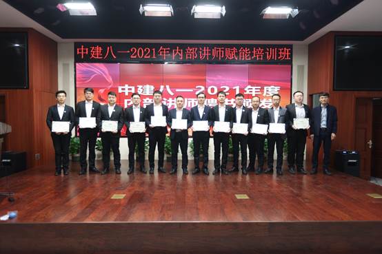 一群人在餐廳里站著
中度可信度描述已自動生成