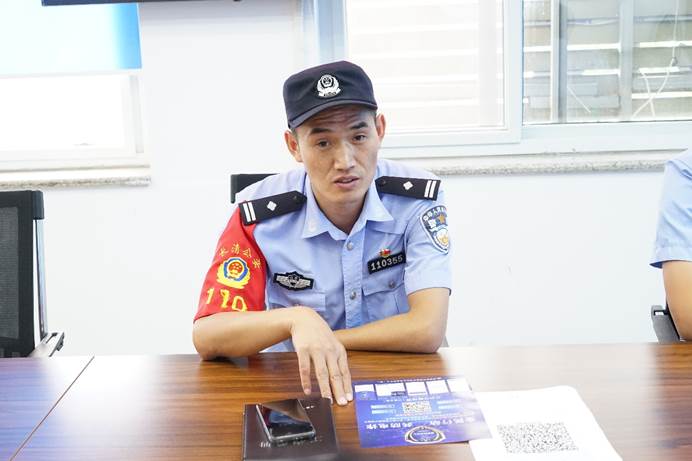 圖片包含 桌子, 窗戶(hù), 室內(nèi), 男孩描述已自動(dòng)生成