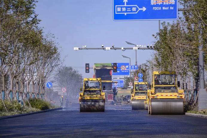 街道邊的藍(lán)色卡車描述已自動生成