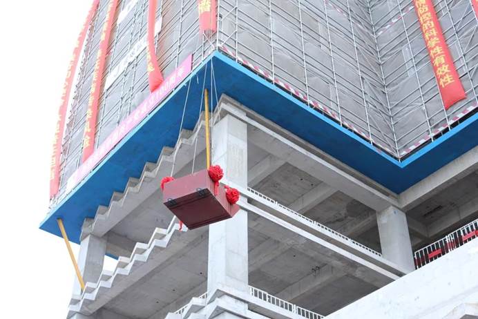 建筑外的藍(lán)色招牌中度可信度描述已自動生成